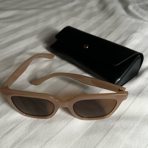 Large fashionable Sunglasses - Picture 2 of 2